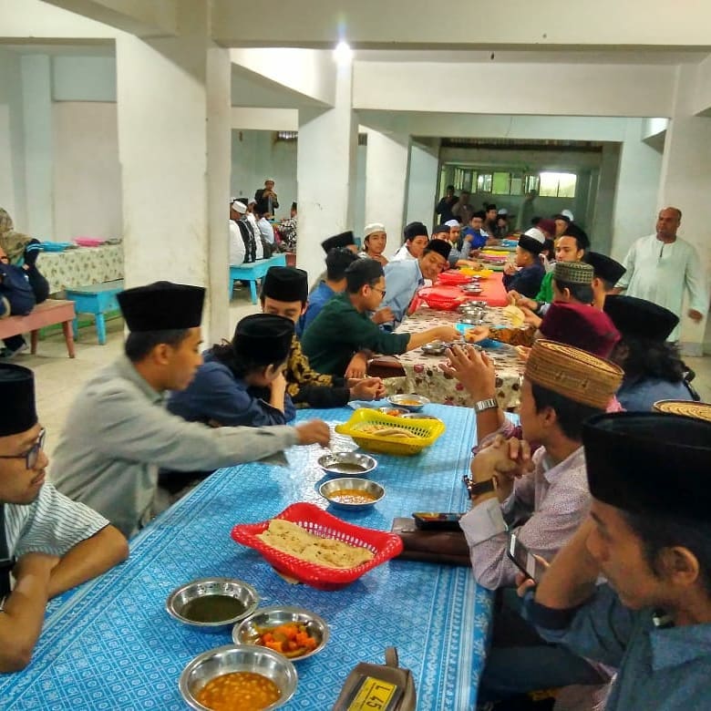Mahasiswa yang berasal dari Indonesia saat buka bersama saat ramadhan di Mesir