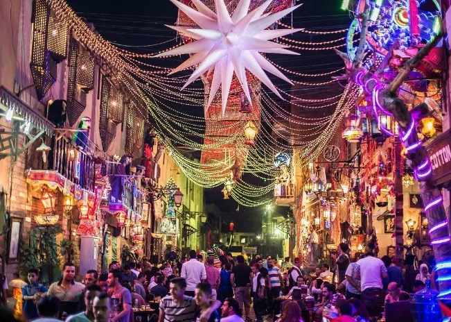 Suasana malam pada saat Ramadhan di Kairo, Mesir