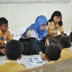 Seorang guru yang mengajar murid-muridnya