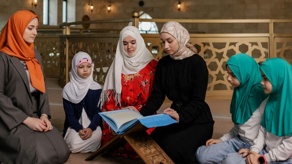 Para perempuan sedang tadarus Al-Qur'an