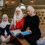 Para perempuan sedang tadarus Al-Qur'an