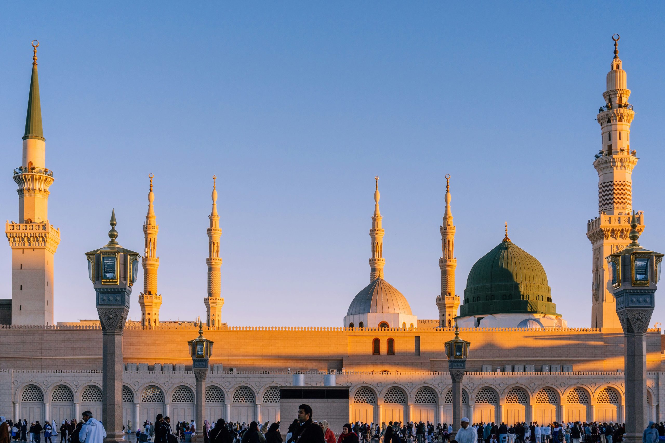 Shalat di Masjid Yang Terdapat Kuburan