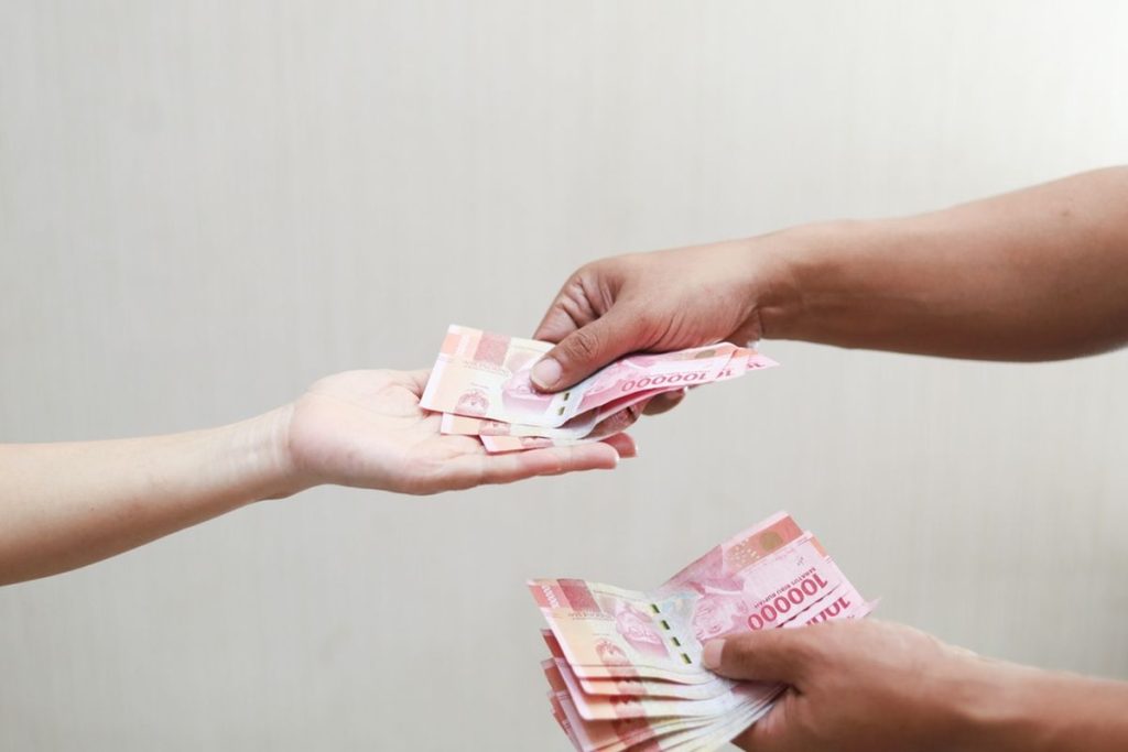 Ilustrasi seseorang yang membayarkan hutangnya