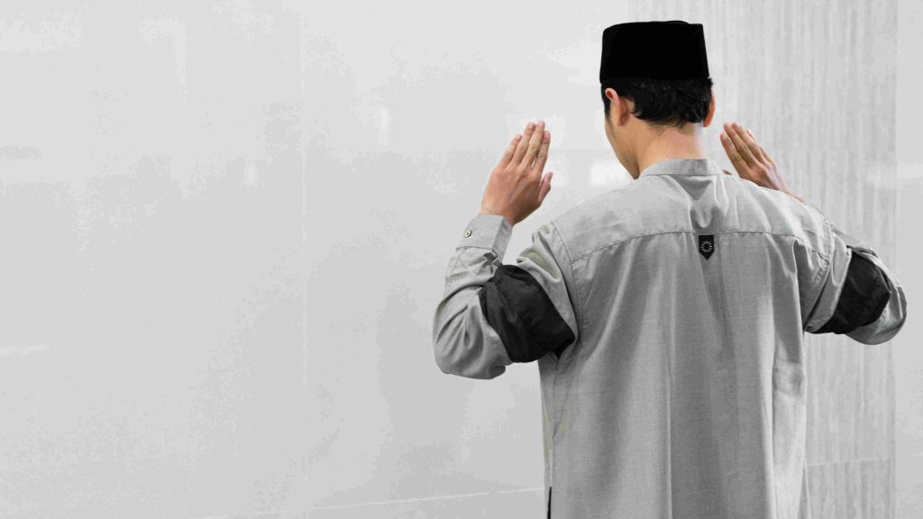 Seorang muslim sedang melaksanakan shalat