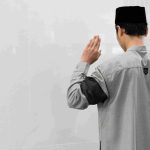 Seorang muslim sedang melaksanakan shalat