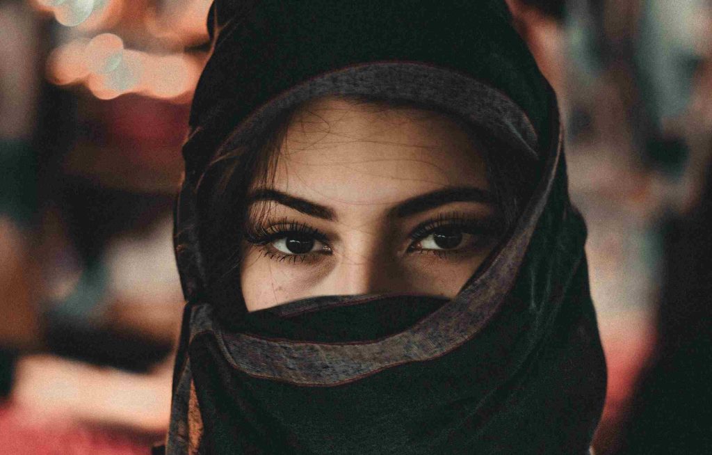 Seorang perempuan yang mengenakan hijab