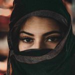 Seorang perempuan yang mengenakan hijab
