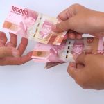 Gambar ilustrasi sesseorang yang sedang berhutang