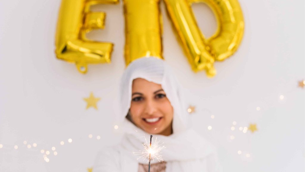 Perempuan muslim sedang merayakan hari raya idul fitri