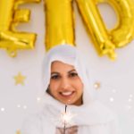 Perempuan muslim sedang merayakan hari raya idul fitri