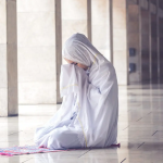 Seorang perempuan sedang melaksanakan shalat