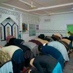 Beberapa orang yang sedang melaksanakan sholat jamaah