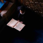 Seorang muslim sedang membaca Al Quran