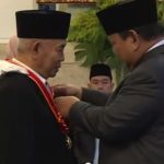 Kyai Asep menerima penghargaan dari Presiden Prabowo