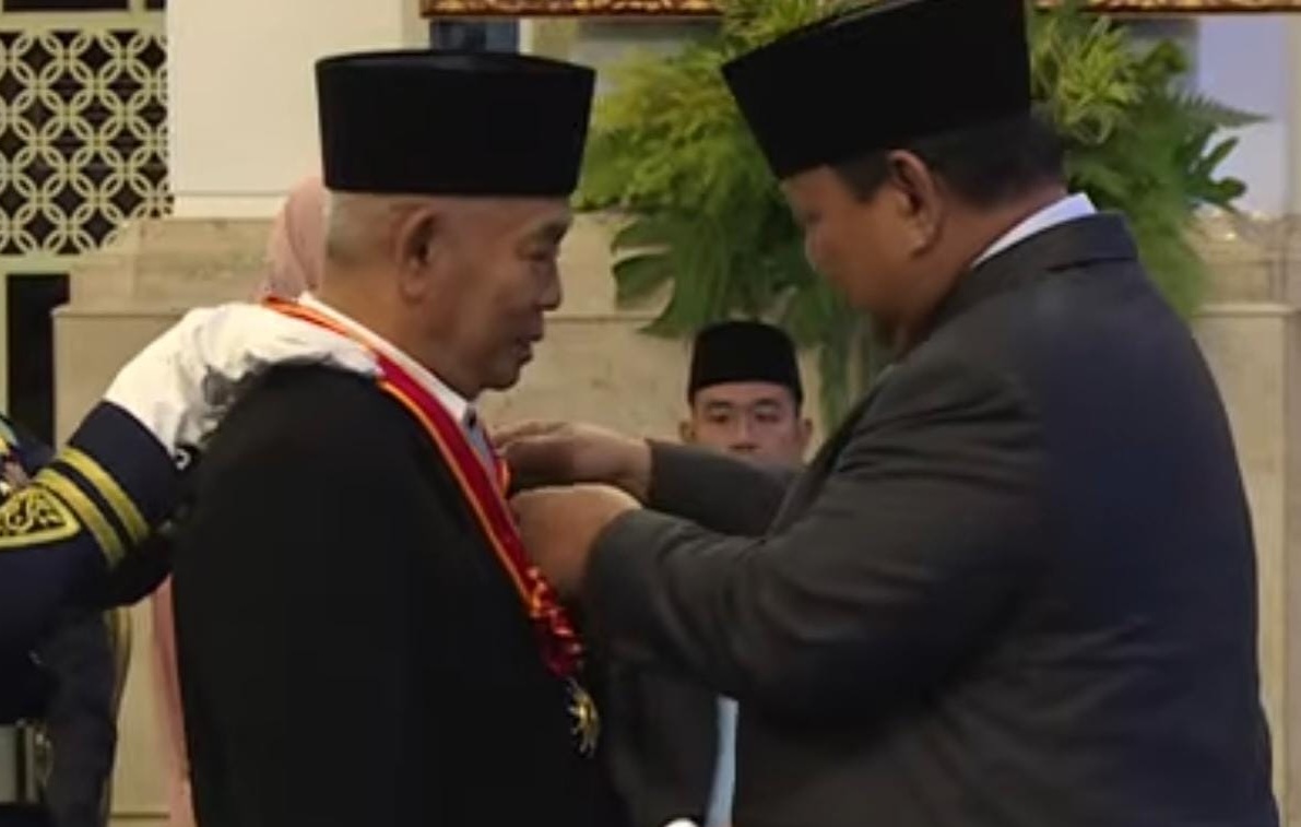 Kyai Asep Terima Gelar Kehormatan Bintang Mahaputera Nararya dari Presiden RI